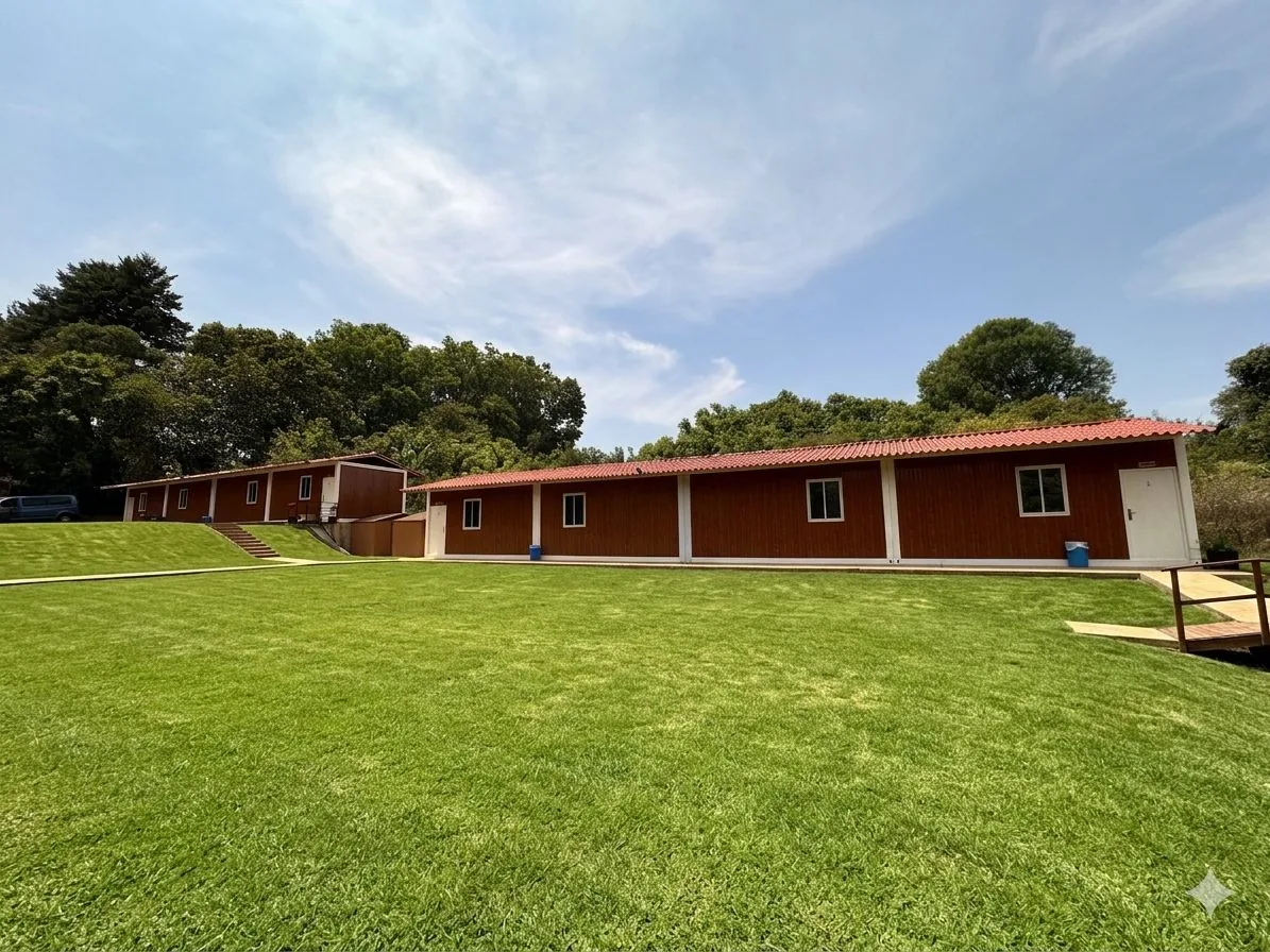 Campamento modular de cabañas terminado en pradera — Valle de Bravo