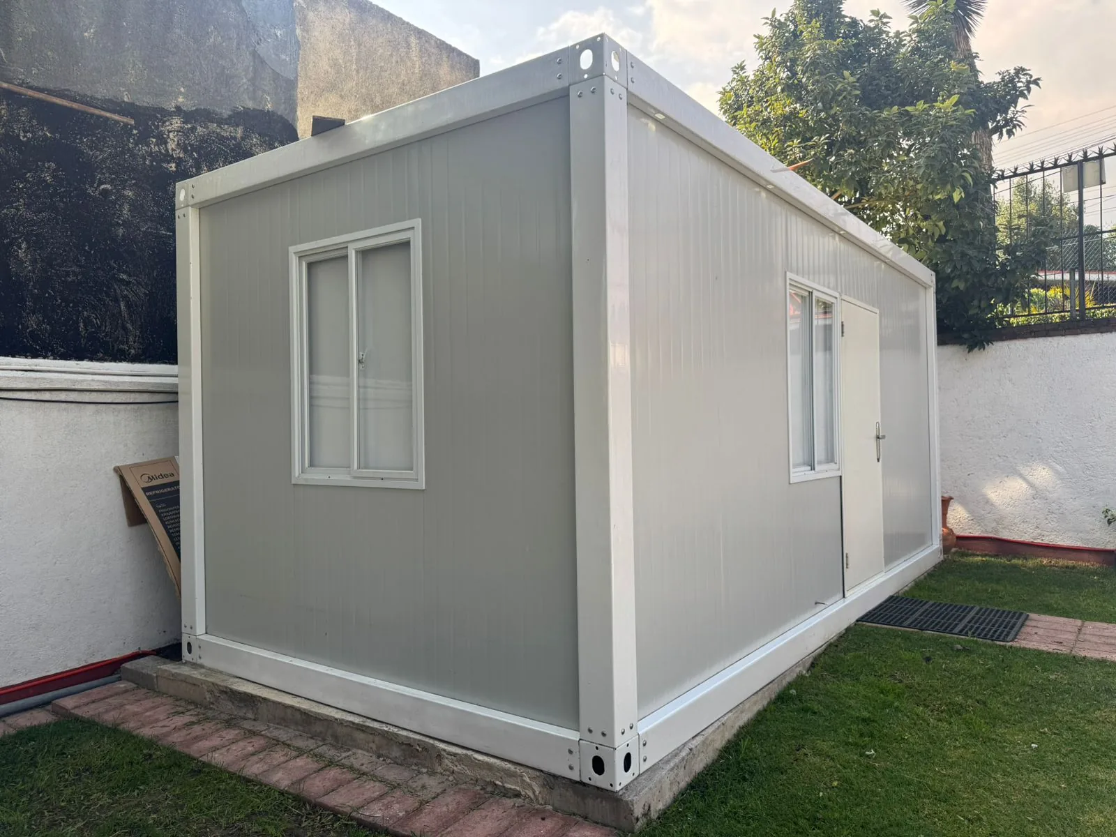 Habitación modular gris terminada en jardín — Magdalena Contreras, CDMX