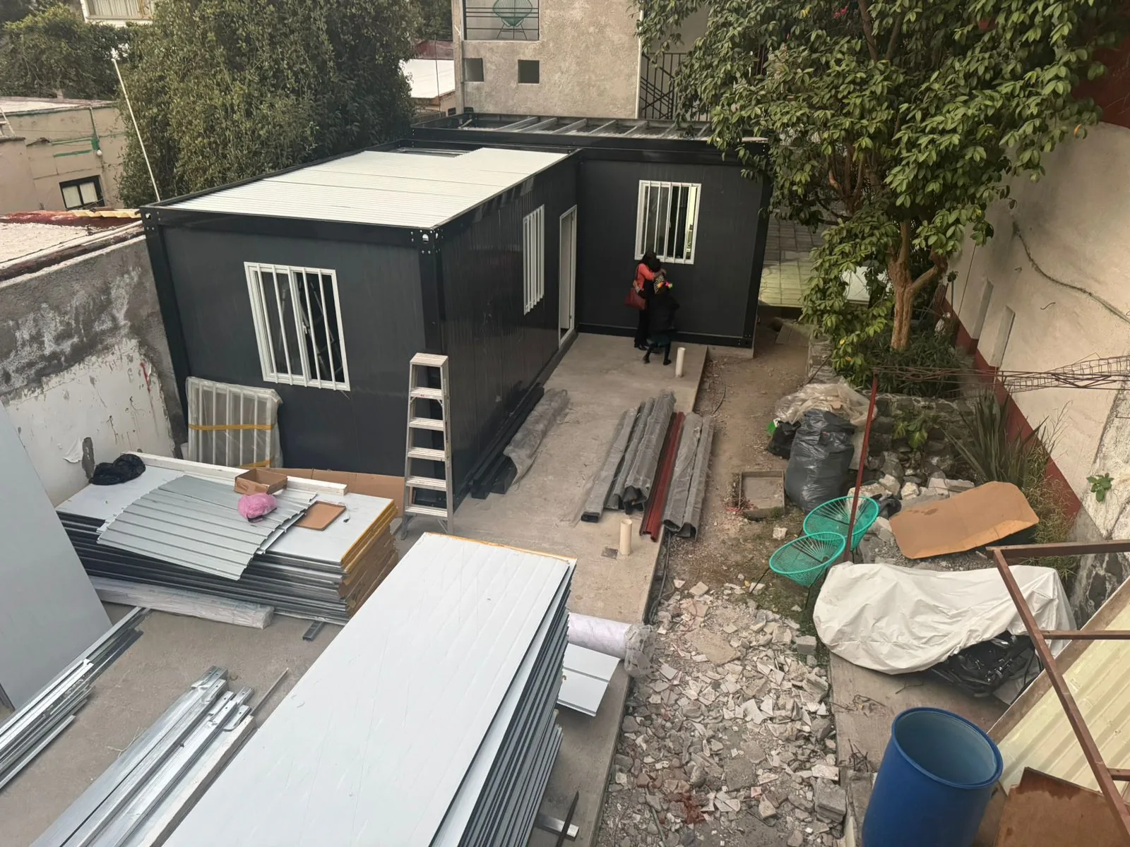 Dos módulos de dos niveles recién instalados — vista de instalación en sitio