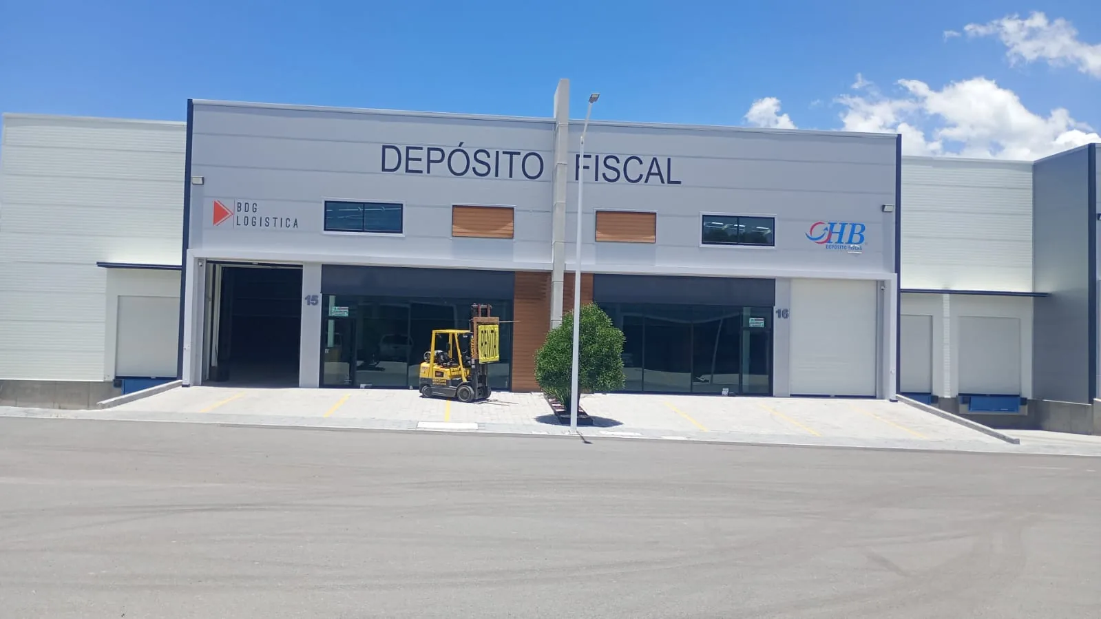 Nave logística modular con andenes de carga entregada — proyecto corporativo-industrial