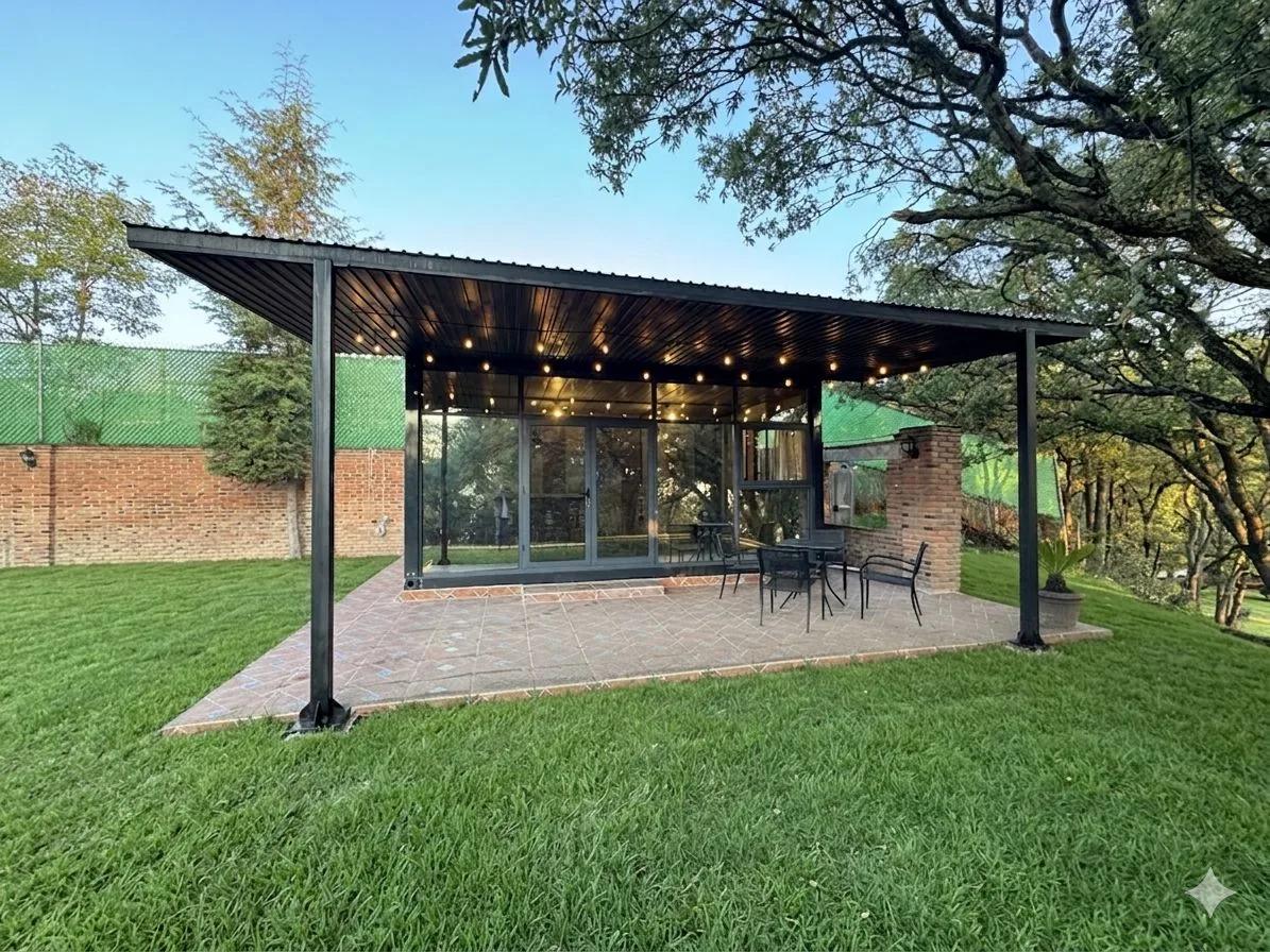 Salón modular de reuniones 4×6 m con pérgola voladiza al atardecer